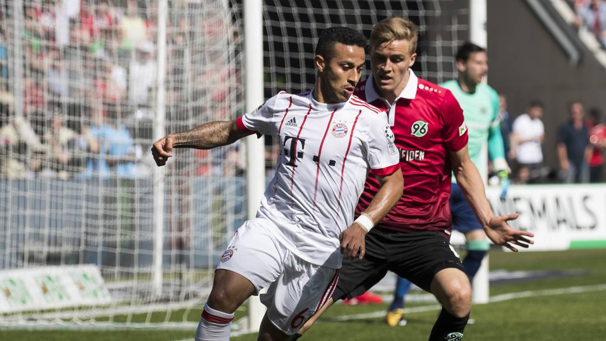 Auf dem Platz haben die Münchner um Thiago das Geschehen in den ersten 45 Minuten trotzdem im Griff, müssten deutlich führen. Doch 96-Schlussmann Philipp Tschauner erwischt einen Sahnetag