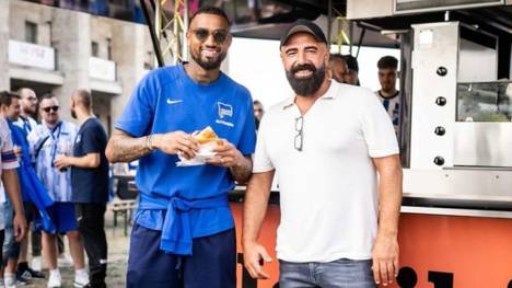 Vor dem Eintracht-Spiel konnten die Hertha-Fans einen kostenlosen Döner abstauben. Hertha-Star Kevin-Prince Boateng verteilte insgesamt 2023 Döner. 