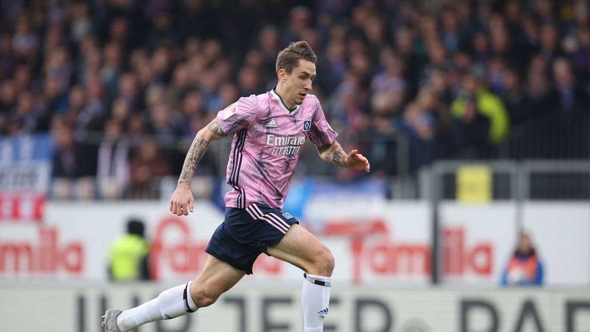 ADRIAN FEIN: Im Sommer 2018 unterzeichnete der gebürtige Münchner seinen ersten Profivertrag beim FCB. "Wir werden versuchen, ihn Schritt für Schritt an die Profimannschaft heranzuführen", sagte Salihamidzic damals. Bis Saisonende ist der U21-Nationalspieler an den HSV ausgeliehen, nachdem er in der Vorsaison auf Leihbasis für Jahn Regensburg aufgelaufen war