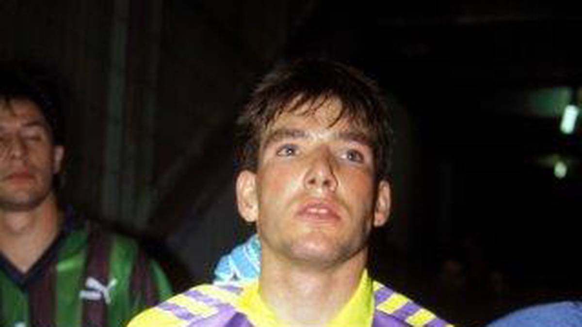 Ein weiterer Blick in den Kleiderschrank des ehemaligen Gladbacher Torhüters Kamps. Mit diesem Outfit erinnert er an ein Streifenhörnchen