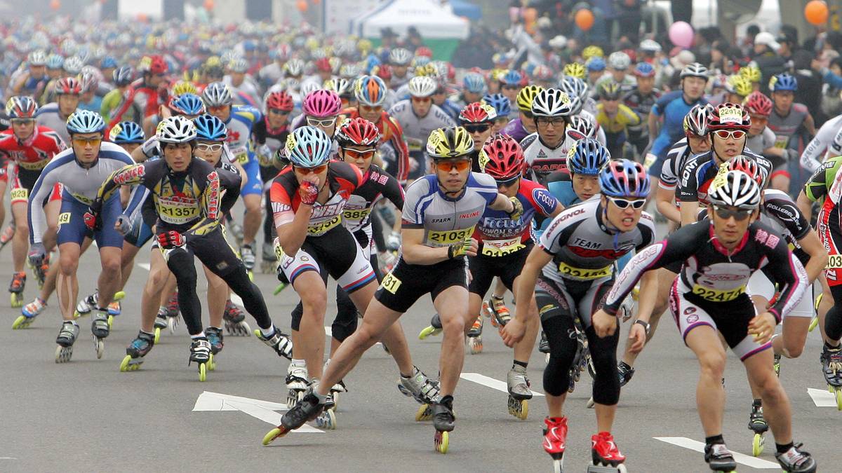 INLINE-SPEEDSKATING: Auch hier gewinnt der Schnellste. Beim Speedskating kommt es nicht nur auf Schnelligkeit, sondern auch auf die richtige Taktik an, um am Ende alle Gegner hinter sich zu lassen. Dabei gibt es verschiedene Streckenlängen von 200 bis 20.000 Meter