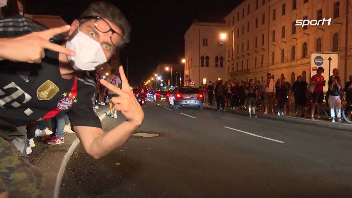 Daheim in München strömen die Bayern-Fans auf die Straßen und feiern das zweite Triple nach 2013.