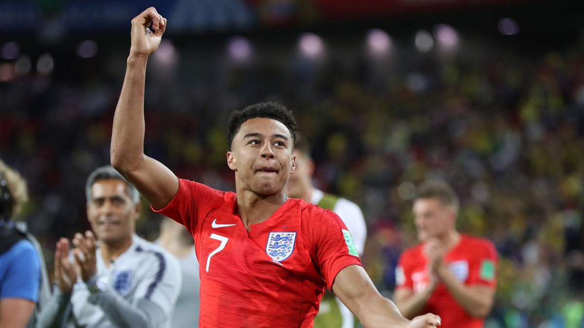Mit Jesse Lingard ist ein Kicker aus der englischen Nationalmannschaft im Fortnite-Fieber. Seine Begeisterung trug er nach Abpfiff des Achtelfinals gegen Kolumbien zur Schau, denn dort deutete er einen der bekannten Videospiel-Tänze an...