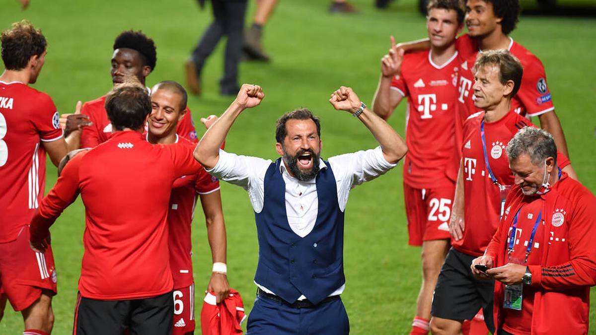 Einer der Jubelnden ist Sportdirektor Hasan Salihamidzic.