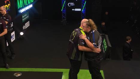 Beau Greaves fordert im ersten Spiel des Grand Slam of Darts Michael van Gerwen und zwingt ihn in den Decider. Beide haben Matchdarts, doch der König der Decider zieht die Punkte an Land.