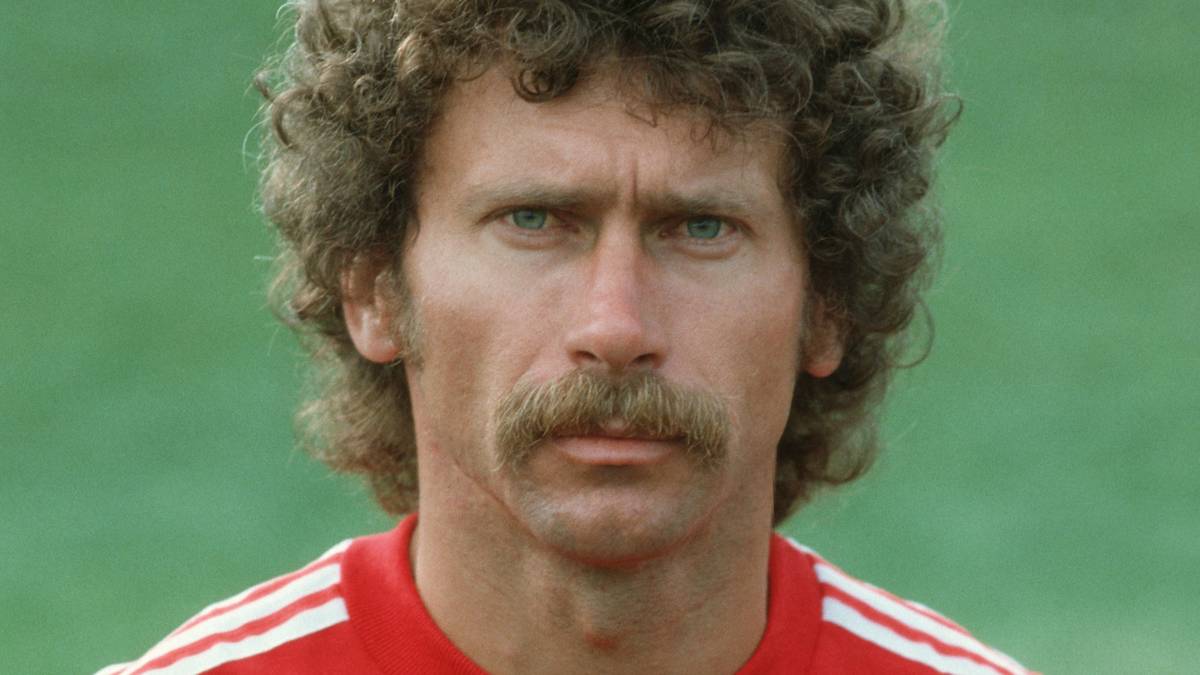 "Du hast uns gar nichts zu sagen", herrscht Breitner Hoeneß an: "Halt die Klappe, mach’ du deinen Job, wir machen unseren." Er pfeffert ihm Trikot und Schuhe hin - und bestreitet nie wieder ein Profispiel