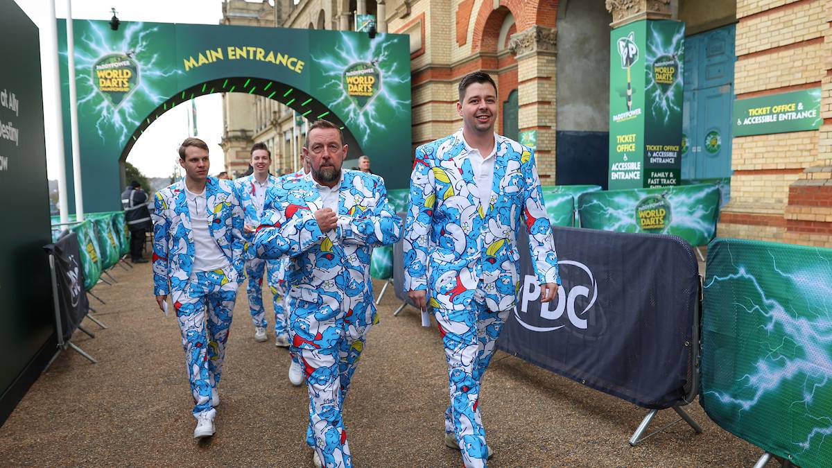 Wer sich nicht Blau anmalen möchte, der zieht sich halt den Schlumpf-Anzug an