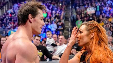 Becky Lynch (r.) stahl John Cena bei WWE SmackDown die Show