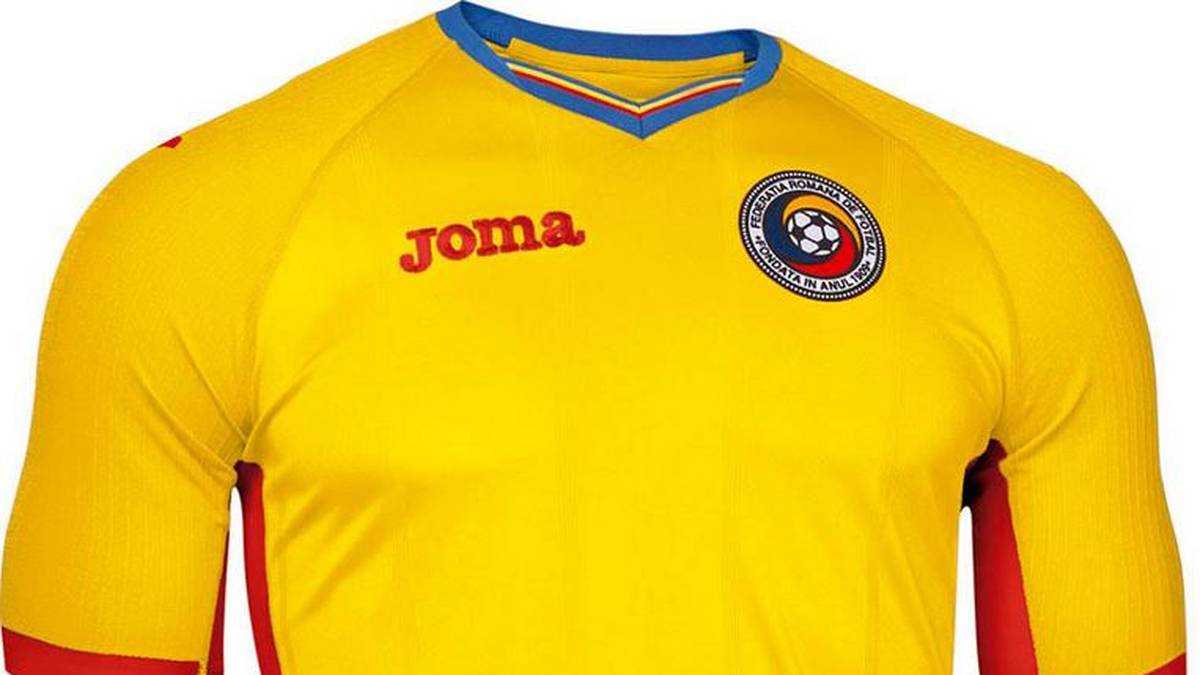 Rumänien spielt in klassischem Gelb, das an den Seiten und an den Ärmeln mit Rot verfeinert ist 