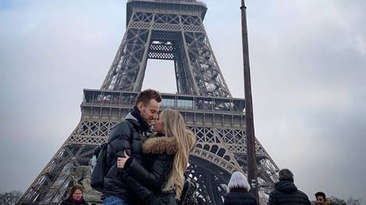 Barca-Star Ivan Rakitic mit seiner Frau Raquel Mauri beim Eiffelturm in Paris