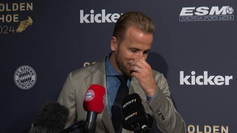 Bayern-Stürmer Harry Kane versucht bei der Verleihung des "Golden Shoe", eine Frage auf Deutsch zu beantworten. So ganz gelingt ihm das allerdings nicht. Dafür schwärmt er anschließend von einem Bayern-Neuzugang.