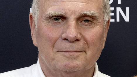 Die deutsche Fußball-Nationalmannschaft durchlebt eine Krise. Bayern-Ehrenpräsident Uli Hoeneß nimmt Hansi Flick in die Pflicht - und fordert das Ende des Experimentierens.