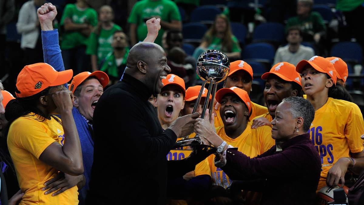 Das sollte aber nicht sein einziges Engagement im Sport bleiben. Neben dem MLS-Club Los Angeles Football Club kaufte er sich auch bei dem WNBA-Team Los Angeles Sparks ein, mit denen er 2016 die Meisterschaft feierte