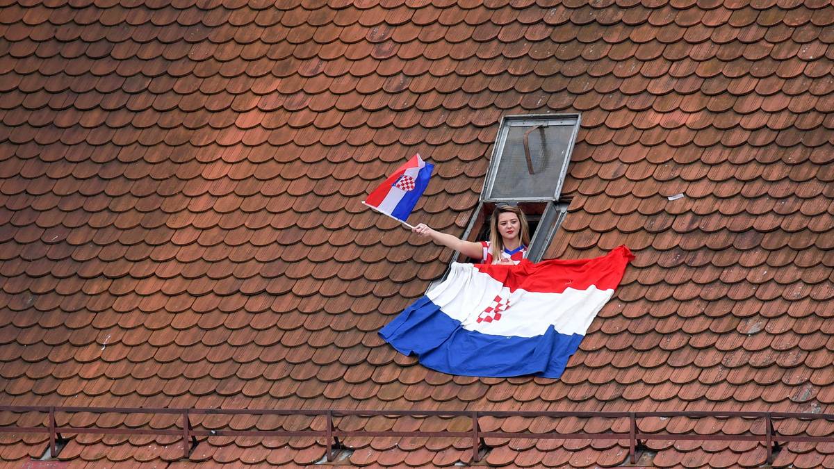 Einsam schwenkend, blickt eine kroatische Frau aus dem Fenster der Vizeweltmeisterschaft