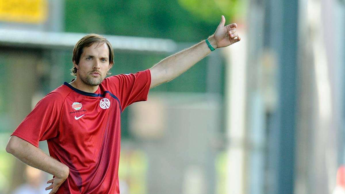 Nach dem Titel mit dem VfB geht es für Tuchel zum FC Augsburg, wo er ebenfalls im Nachwuchs arbeitet, später zum Coach der zweiten Mannschaft aufsteigt. 2008 macht der Fußball-Lehrer dann den wohl entscheidenden Schritt seiner Karriere. Er übernimmt das Traineramt bei der Mainzer U19...