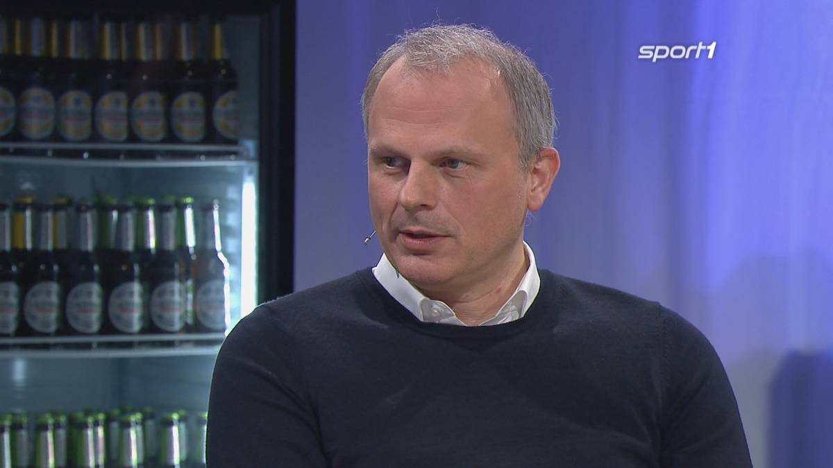 Jochen Schneider sieht vor dem DFB-Pokal keinen Druck bei seiner Mannschaft