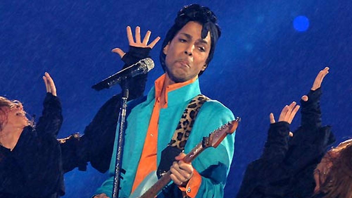 Nicht nur mit einem kuriosen Bühnenbild und eigenartiger Kopfbedeckung sorgt "die singende Putzfrau" Prince 2007 für Aufsehen. Die Lichtshow bei "Purple Rain" ist unvergessen