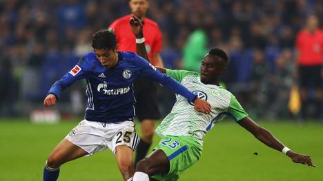 Amine Harit von Schalke 04 im Zweikampf mit Josuha Guilavogui vom VfL Wolfsburg 