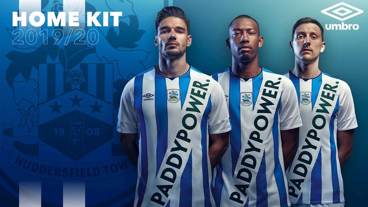 Die Fans liefen Sturm, als Huddersfield Town das neue Trikot präsentierte: Eine riesige Schärpe mit dem Schriftzug des Wettanbieters "Paddy Power" zierte die Vorderseite des Jerseys
