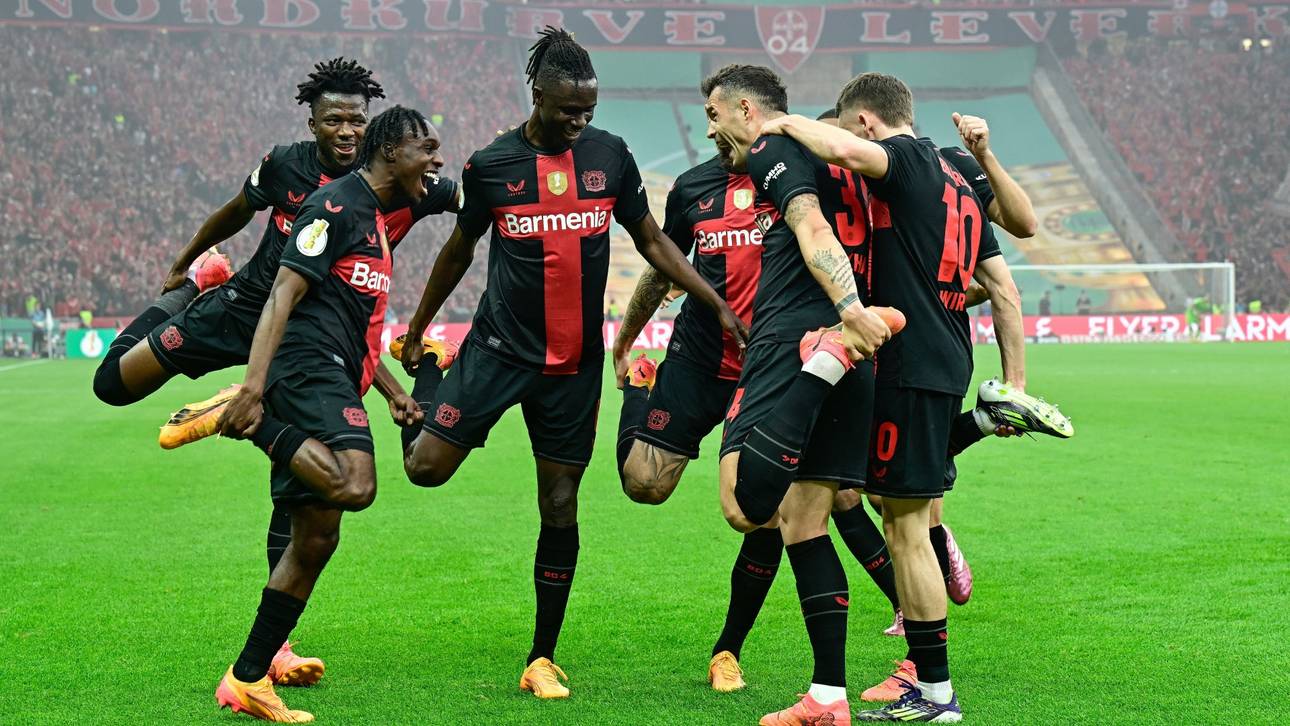 Traumtor und lange Unterzahl: Bayer zittert sich zum Double