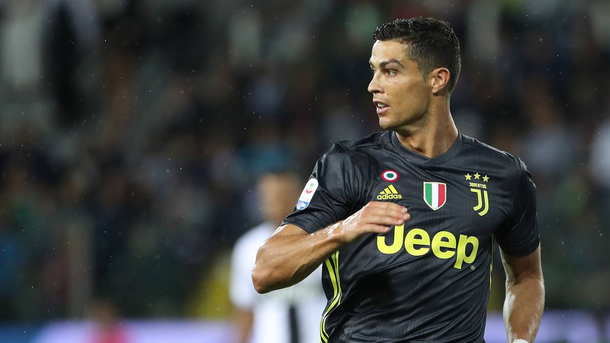 PLATZ 1 - JUVENTUS TURIN: Der italienische Rekordmeister hat sich in der Saison noch keine Blöße gegeben und steht an der Spitze der Serie A. Und auch Cristiano Ronaldo ist in Turin angekommen. Der Weltfußballer legte gegen Neapel drei Tore auf - fehlt aber nun in der Champions League wegen seiner Roten Karte
