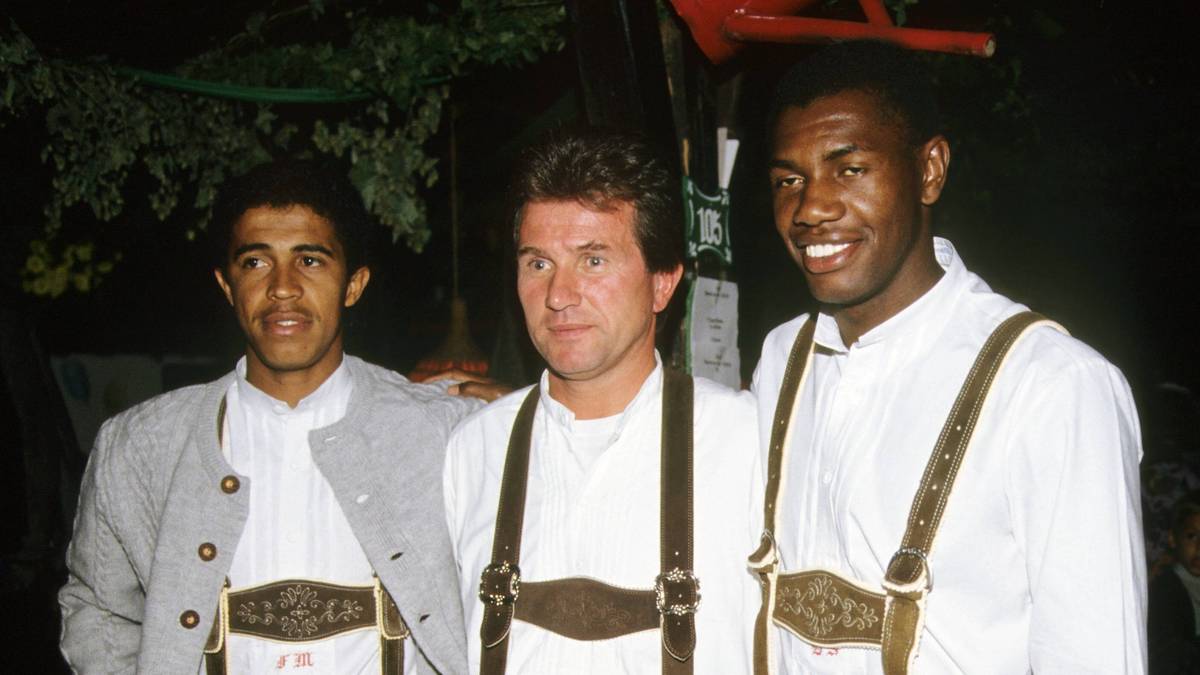 MAZINHO: Immerhin versucht FCB-Trainer Jupp Heynckes seinen Exoten schon kurz nach deren Ankunft die landesüblichen Gepflogenheiten beizubringen. Während Bernardo (rechts) schon recht bierselig drein blickt, wirkt Landsmann Waldemar Aureliano de Oliveira Filho, genannt Mazinho (links), in Lederhosen eher skeptisch