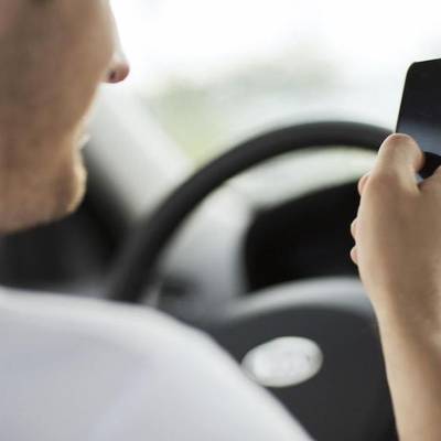 Handy im Auto - Ist ein Umlegen des Handys während des Fahrens erlaubt?