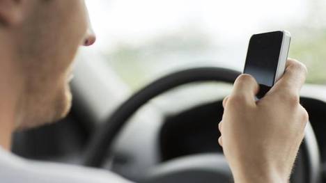 Viele Autofahrer können selbst am Steuer nicht auf ihr Handy verzichten