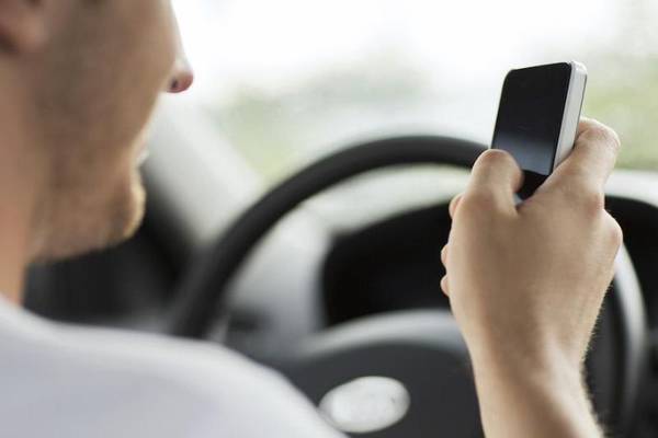 Handy im Auto - Ist ein Umlegen des Handys während des Fahrens erlaubt?