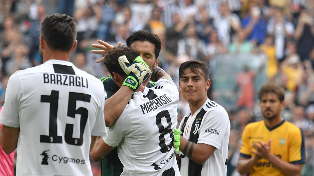 Bei seinem letzten Abgang vom Platz herzt Buffon jeden seiner Mitspieler und auch die Gegenspieler bevor er den Platz verlässt