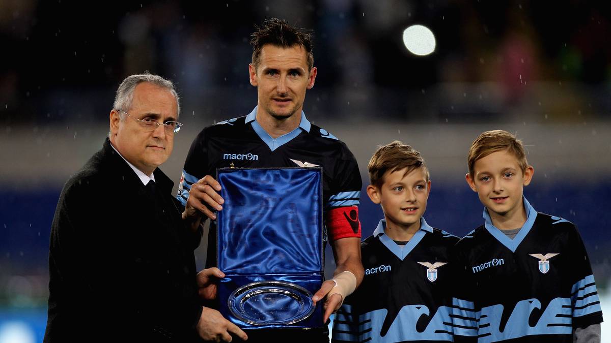 Lazios Präsident Claudio Lotito übergibt Klose zum Abschied ein Geschenk. Auch seine Teamkollegen haben sich etwas einfallen lassen, die Mannschaft verabschiedet Klose mit einem Spezialtrikot. "Danke Miro!", steht nach Angaben des "Corriere dello Sport" auf dem Jersey