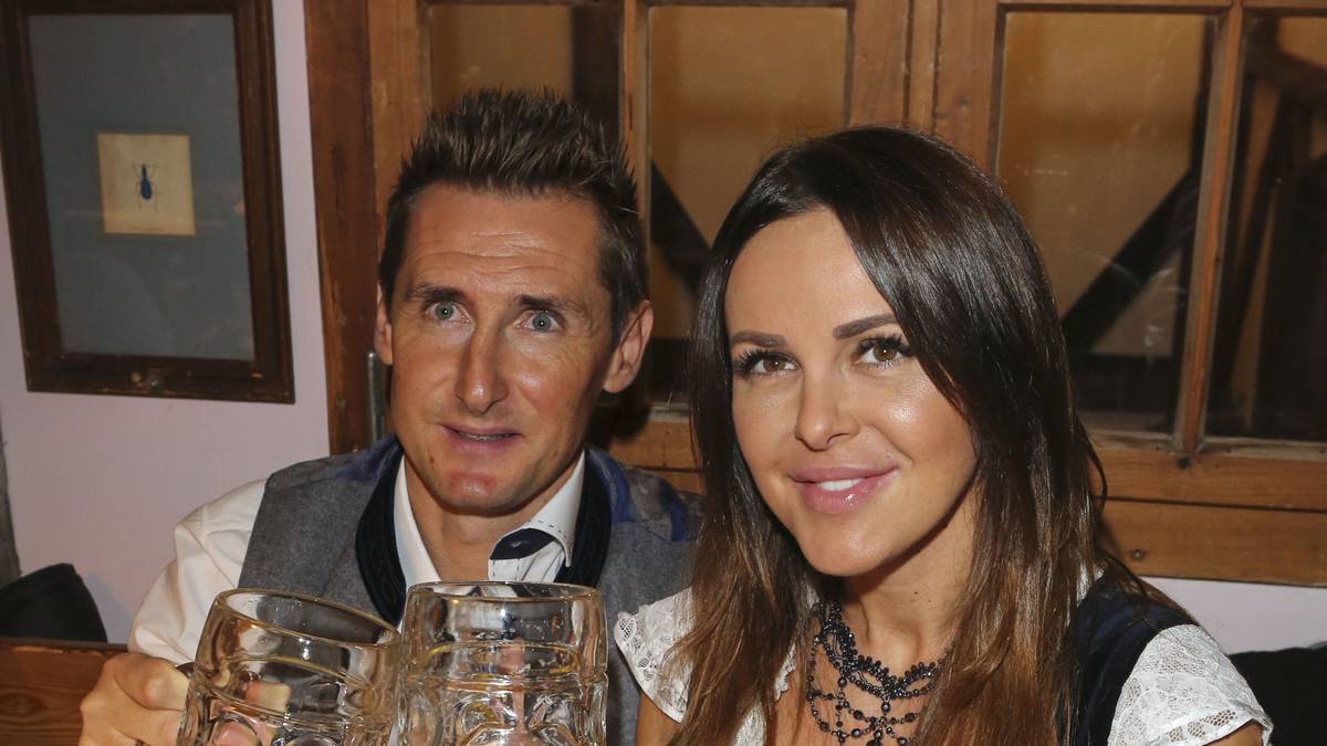 Miroslav Klose und seine Frau Sylwia genehmigen sich eine Maß