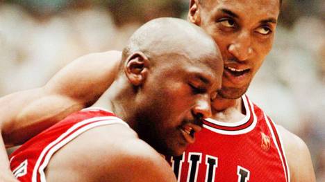 Michael Jordan wird im "Flu Game" von Teamkollege Scottie Pippen gestützt