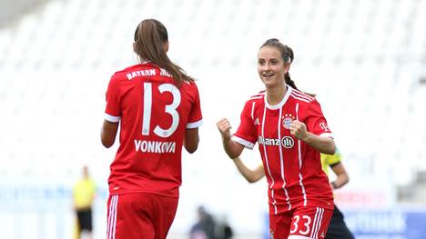 Die Frauen des FC Bayern bejubeln den Sieg zum Auftakt gegen SGS Essen