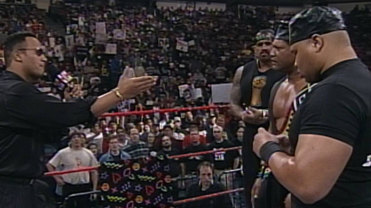 16. FEBRUAR 1998 - Im Schatten von Austin vs. McMahon entwickelt sich der junge Dwayne "The Rock" Johnson immer mehr zum Star. Ein früher Höhepunkt: Er beschenkt seine Kollegen von der "Nation of Domination" - unter anderem mit einem lebensgroßen Porträt von sich selbst (das Nation-Chef Faarooq wütend zertrümmert)