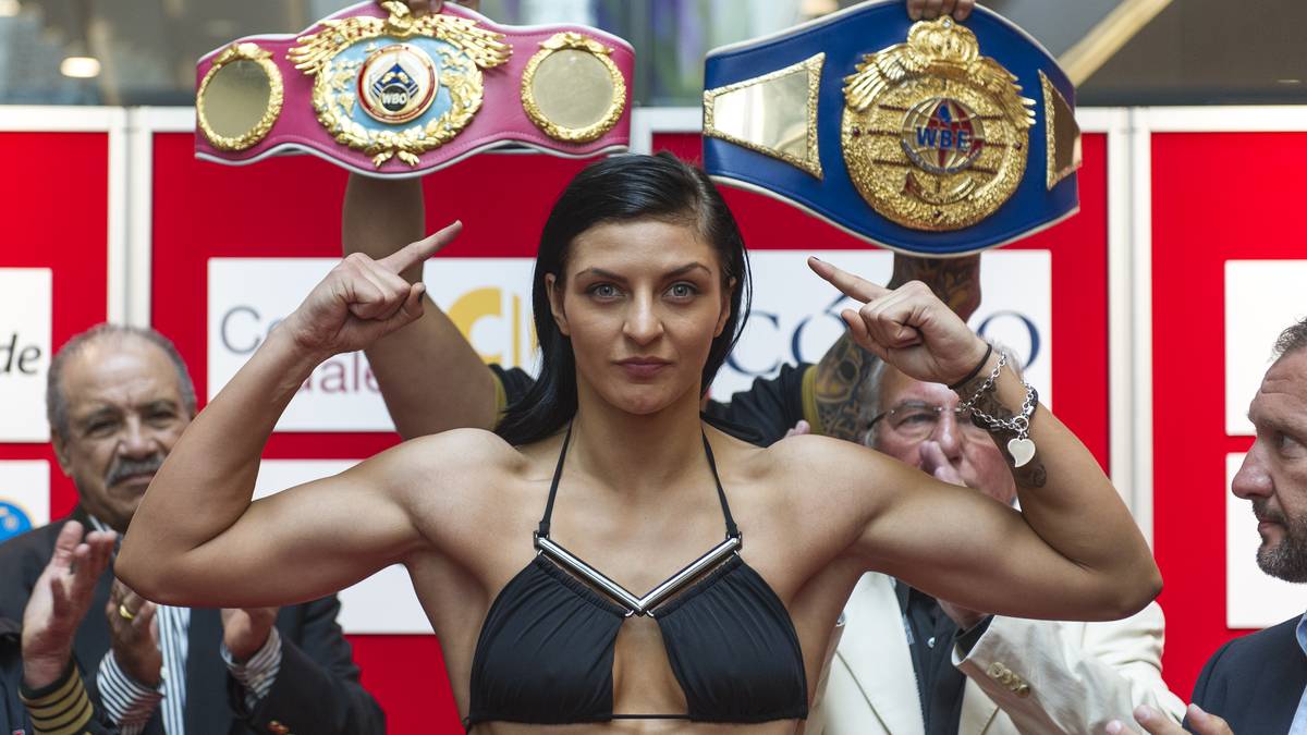 Am 5. November 2016 gewinnt Hammer den Titelvereinigungskampf der WBO und WBC gegen die WBC-Weltmeisterin Kali Reis eindeutig nach Punkten und erringt damit ihren dritten Titel