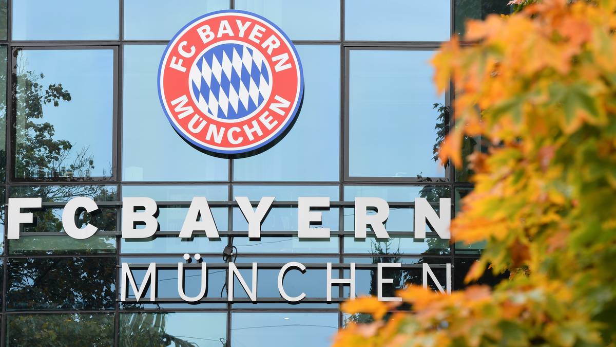 Nach Informationen der "Bild" sind zudem Fitness-Coach SIMON MARTINELLO, Leistungsanalyst SONER MANUSOGLU und Physiotherapeut FLORIAN BRANDTNER inzwischen Teil des medizinischen Stabs