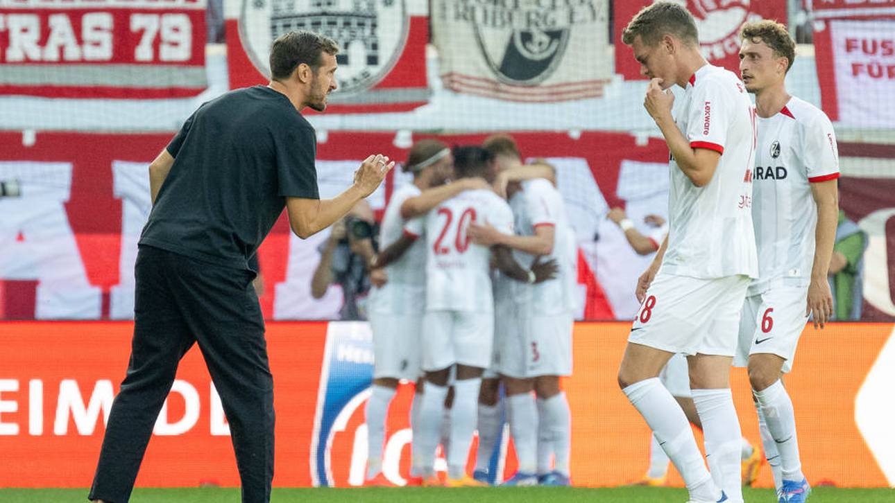 Julian Schuster ist Trainer beim SC Freiburg - und kommt auch bei Neuzugang Patrick Osterhage (r.) gut an
