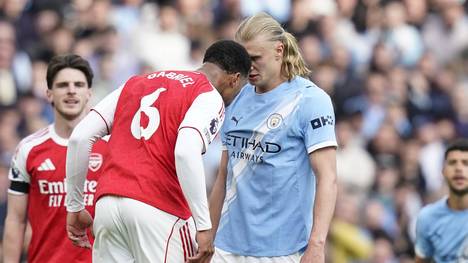 Erling Haaland bekommt es im Topspiel mit Manchester City gegen den FC Arsenal mit William Saliba und Gabriel Magalhaes zutun, gerät mit Letzterem sogar Kopf-an-Kopf. Trainer Pep Guardiola will mit seinem Angreifer nicht tauschen.