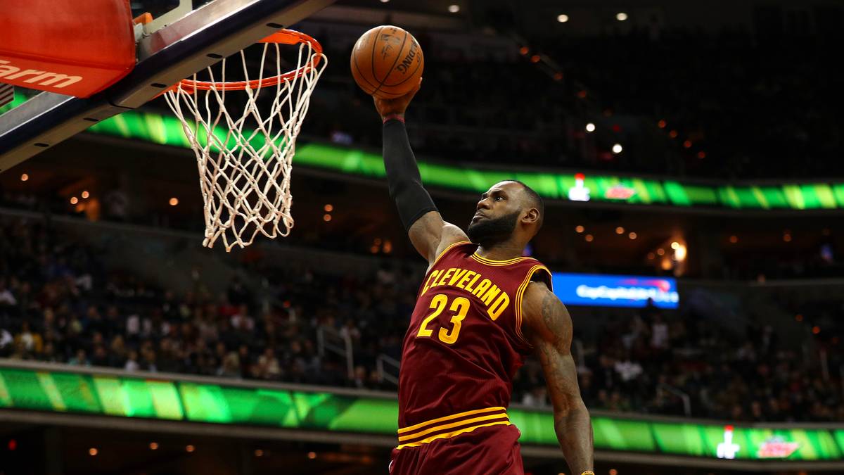 PLATZ 13 - LEBRON JAMES (640 Millionen Dollar): Auch LeBron James nennt einen lebenslangen Vertrag mit Nike sein Eigen, der ihm insgesamt über eine Millarde bringen kann. Bei den Cavaliers verdient der Basketball-Star in diesem Jahr über 30 Millionen Dollar. Prost!