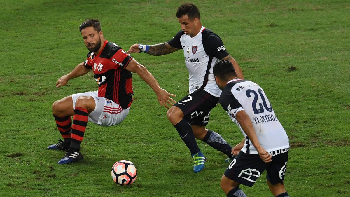 Ob es nochmal ein Comeback für den einstigen Werder-Publikumsliebling im Trikot von Flamengo oder einem anderen Verein gibt, steht in den Sternen. Der mittlerweile 34-Jährige steht vor dem Karriereende. Bewegt und spektakulär war sie jetzt schon
