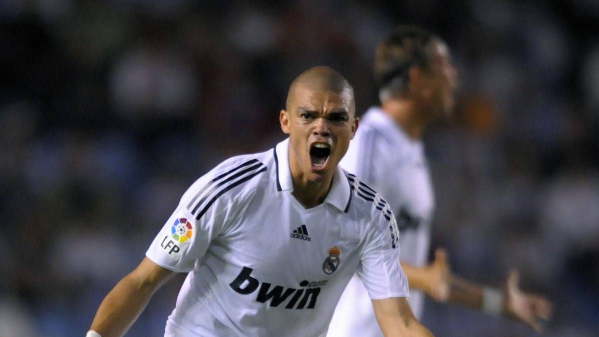 ...und wurde unter anderem mit einer Sperre von zehn Spielen bestraft. "Ich wusste in jenem Moment nicht, wer ich war", gab Pepe später zu verstehen