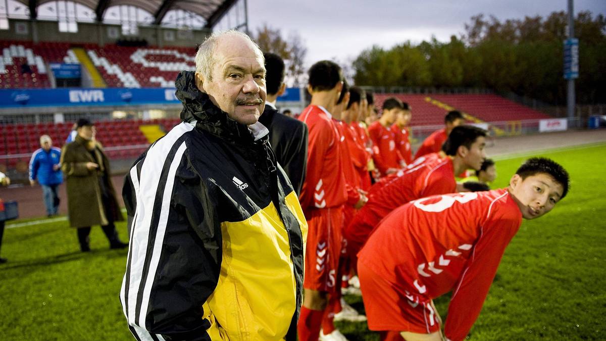 Klaus Schlappner als Trainer von Nordkoreas U16