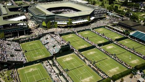 Die Organisatoren des Tennis-Klassikers in Wimbledon hoffen auf eine höhere Zuschauerzahl als zunächst geplant.