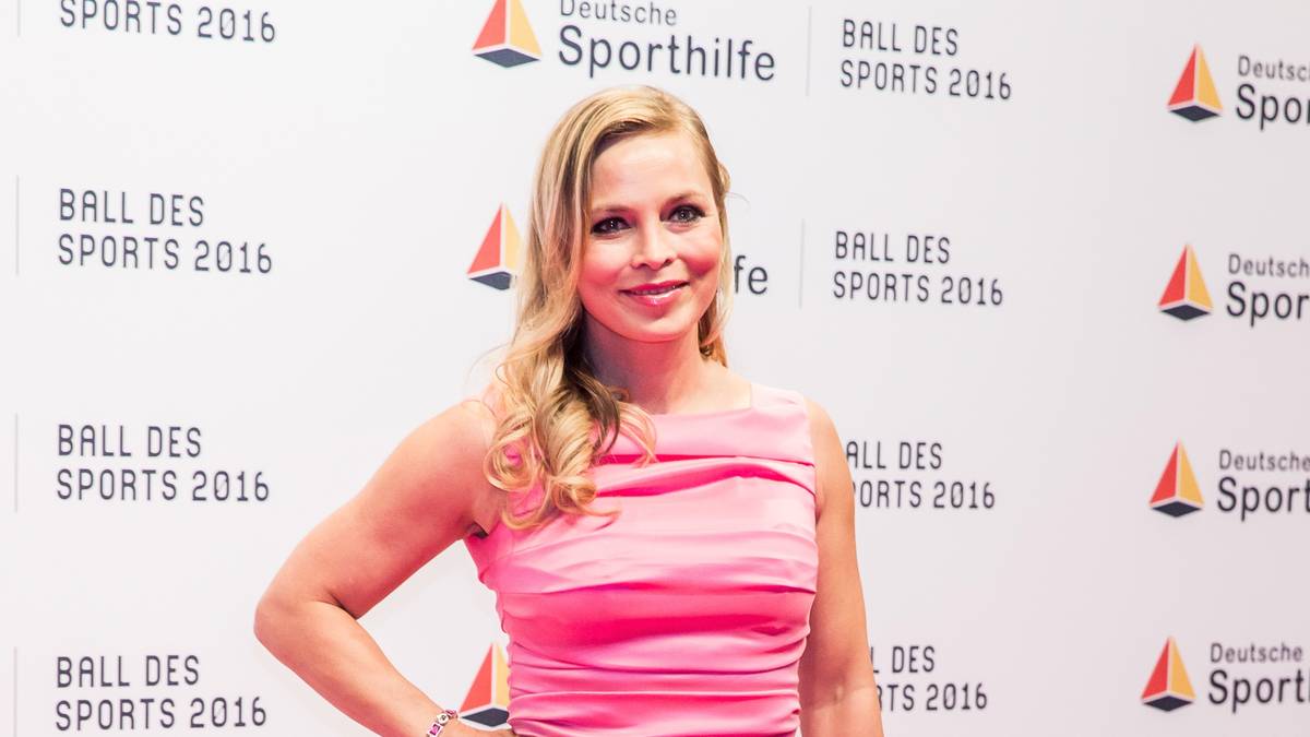 Ganz in pink posiert Regina Halmich auf dem Roten Teppich