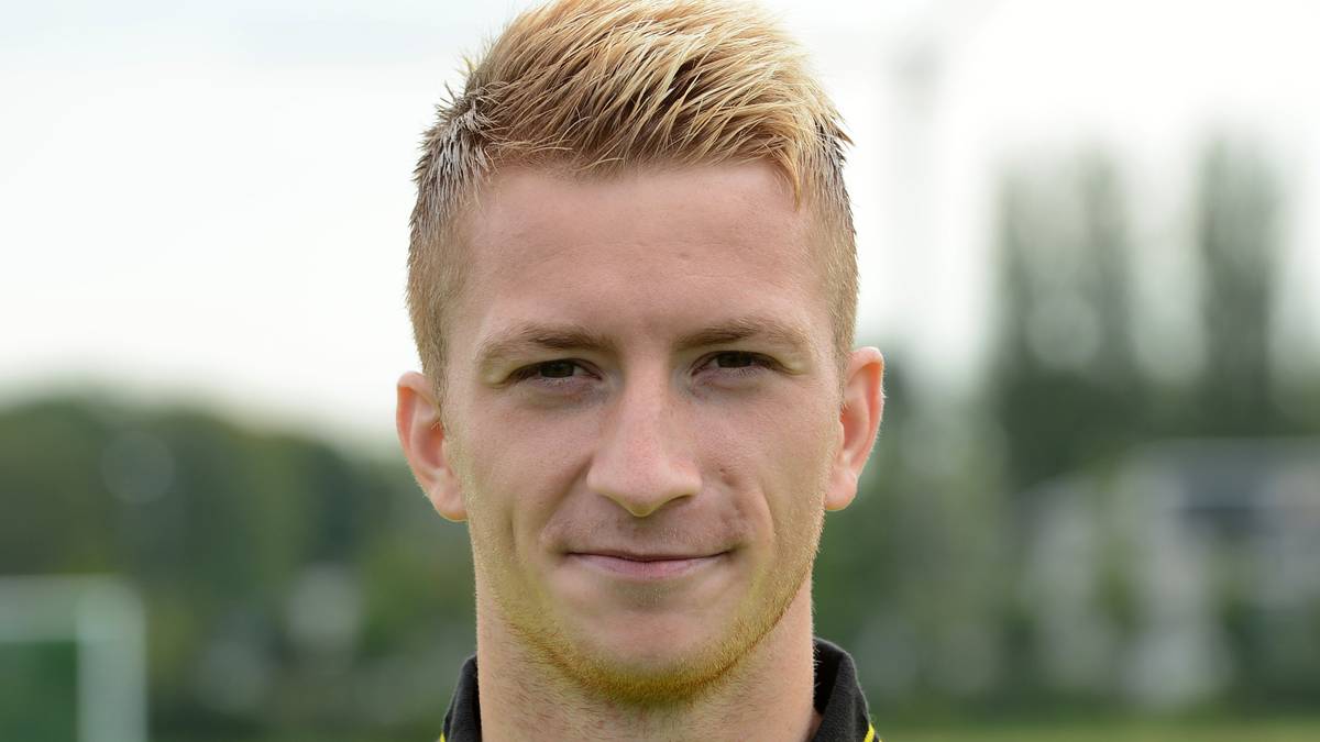 Doch spätestens als er wieder das BVB-Trikot trägt, kann Reus wieder lächeln. 17,5 Millionen zahlt der BVB für den Spieler, den er einst für zu leicht befand