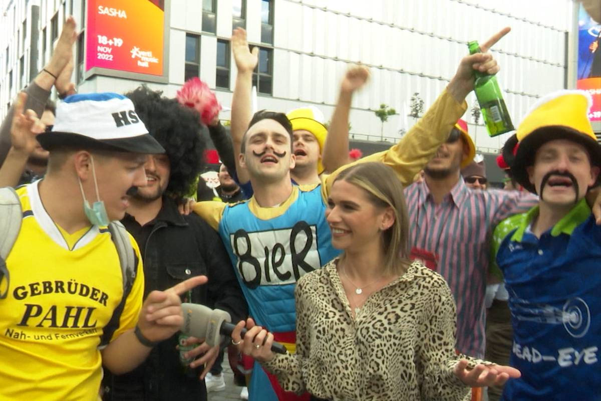 Feucht-fröhlich, aber auch fachkundig: Die deutschen Fans feiern in Berlin den Darts-Sport und auch sich selbst. SPORT1-Moderatorin Jana Wosnitza hat sich unter die Darts-Liebhaber gemischt.