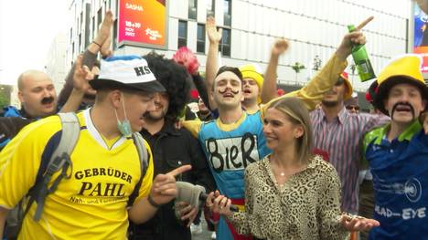 Feucht-fröhlich, aber auch fachkundig: Die deutschen Fans feiern in Berlin den Darts-Sport und auch sich selbst. SPORT1-Moderatorin Jana Wosnitza hat sich unter die Darts-Liebhaber gemischt.