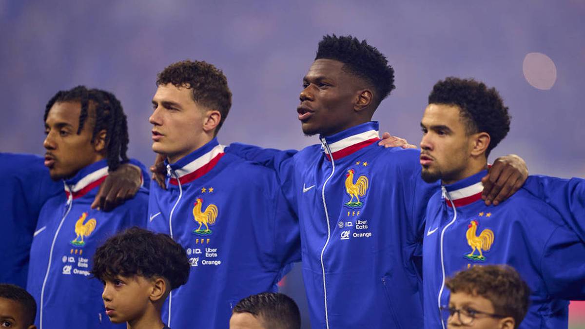 Frankreich: "Les Bleus" (die Blauen). Bisweilen auch "Equipe tricolore" (die dreifarbige Mannschaft), nach der Nationalflagge