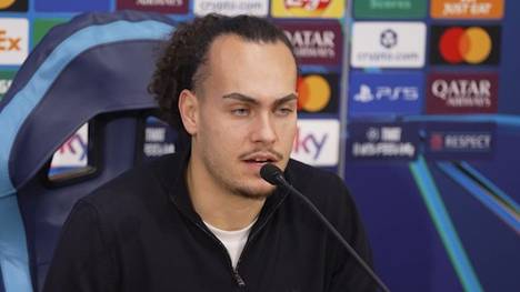 Vor dem Champions League Duell gegen Neapel wird Arthur Theate zu dem Ausfall seines Nationalmannschaftskollegen Kevin de Bruyne gefragt. Er antwortet mit gemischten Gefühlen.